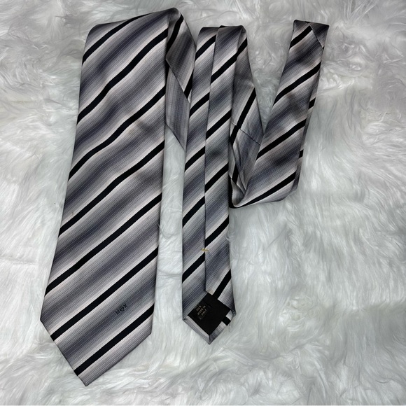 Authentic Louis Vuitton Tie - Picture 10 of 11